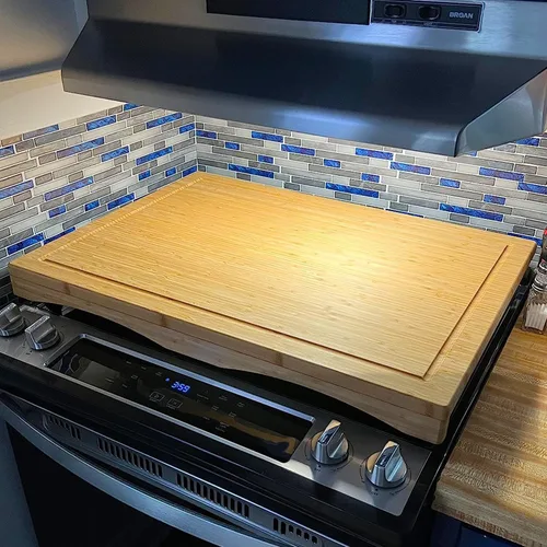 Vista 2 de YUHFERA Tabla de cubierta de estufa para estufa de gas, tabla de cortar elevada con patas y ranuras para jugo, cubierta de estufa ajustable