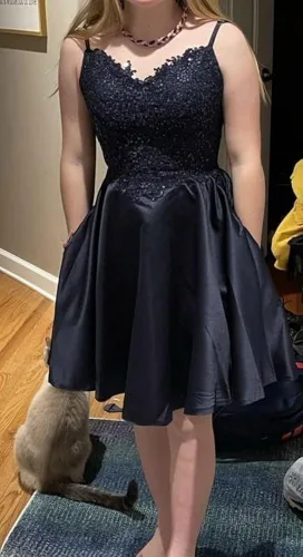 Vista 5 de Tianzhihe Vestidos cortos de encaje con cuentas para regreso a casa, tirantes delgados, vestidos de noche de satén con bolsillos