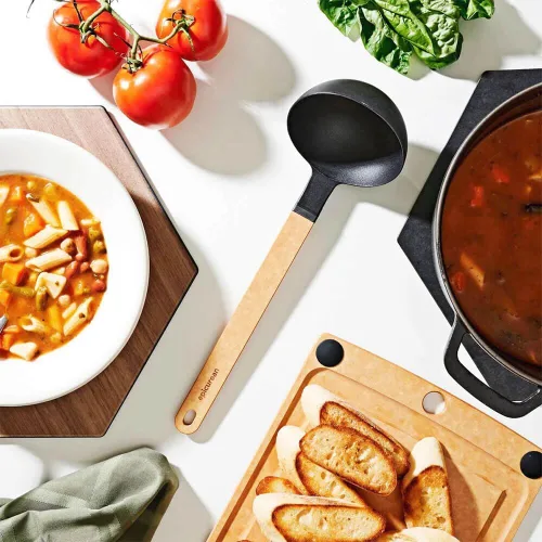 Vista 2 de Epicurean Gourmet Series - Cucharón de nailon con mango natural con cabeza negra Durable heat-resistant soup spoon for cooking and serving