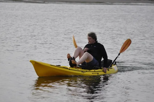 Vista 5 de Mako 12 Pedal Drive Fishing Kayak – Lightweight & Comfortable with Adjustable Seat, 4 Rod Holders, Ample Storage, Impulse Drive Pedal System &