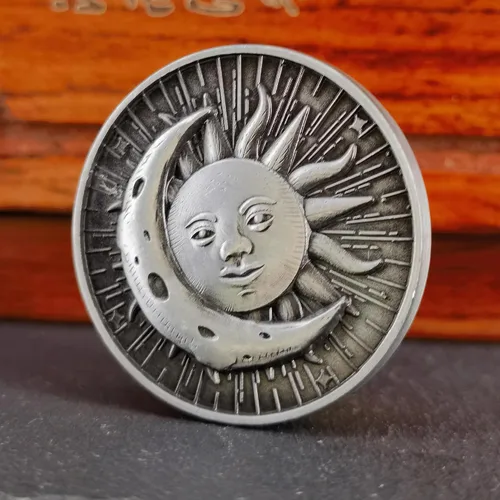 Vista 4 de Sun Moon Ouroboros - Moneda de la suerte con diseño en relieve 3D, moneda única de desafío