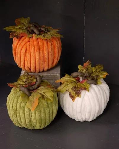 Vista 3 de Boston International Calabaza decorativa de tela de chenilla, pequeña, naranja