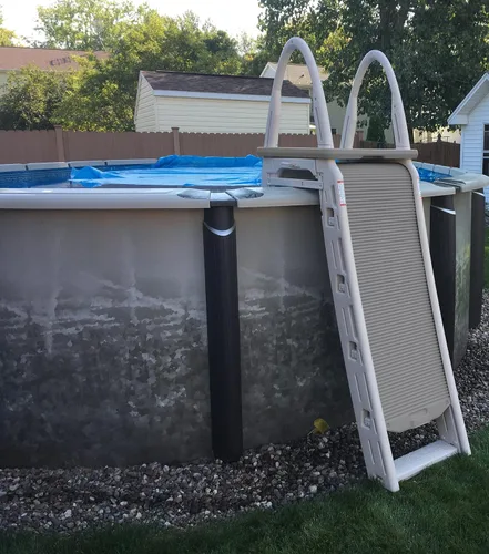 Vista 2 de Confer Plastics 7200 Roll Guard Escalera de Plataforma Ajustable de 48" a 56" con Marco en A de Seguridad para Piscinas Elevadas de Patio al Aire