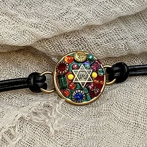 Vista 2 de Rainbow Star of David Judaica Bracelet. Gift for the Jewish holidays. Black Leather Bracelet Strap.