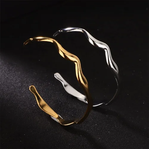 Vista 6 de Kercisbeauty Juego de 2 pulseras de acero inoxidable martilladas de plata y oro, brazalete abierto, joyería diaria para mujeres y niñas