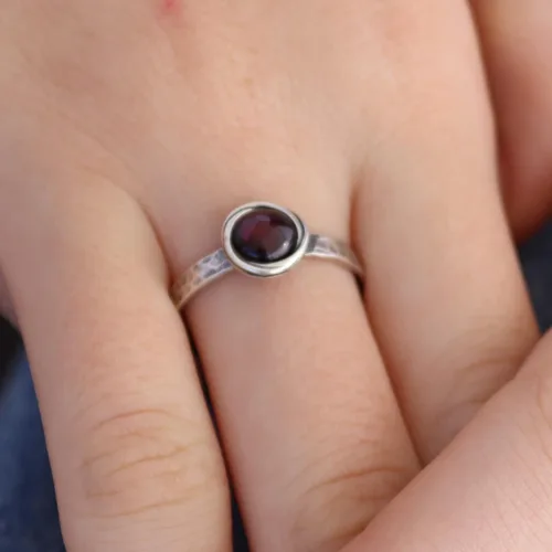 Vista 28 de Anillo de plata de ley con piedras preciosas para mujer, anillo apilable de piedra martillada, anillo de piedra natal