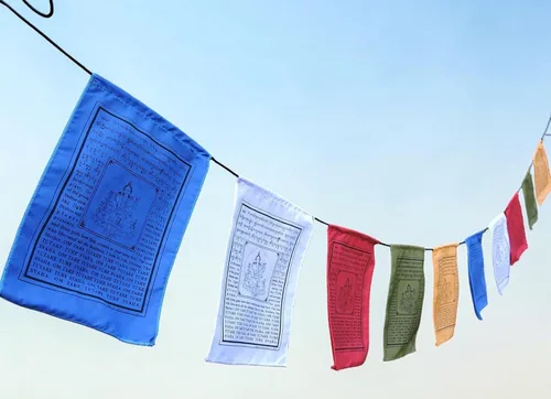 Vista 8 de Banderas de oración tibetanas Tara verdes hechas a mano con traducción al inglés (9 x 12 pulgadas)