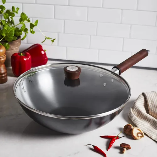 Vista 8 de ZWILLING Wok Dragon de acero al carbono de 12 pulgadas con tapa