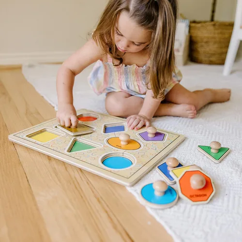 Vista 3 de Rompecabezas de formas grandes con asas grandes, de madera, Melissa & Doug (8 piezas)