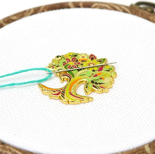 Vista 4 de Awesome Pattern Studio Needle Minder Set - Minder de aguja magnética del árbol de la vida + 2 pinzas de aguja. Pin esmaltado para punto de cruz