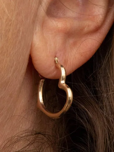 Vista 4 de Aretes de aro en forma de corazón de oro de 14 quilates (0.079 in de grosor), 0.630-0.787 in.