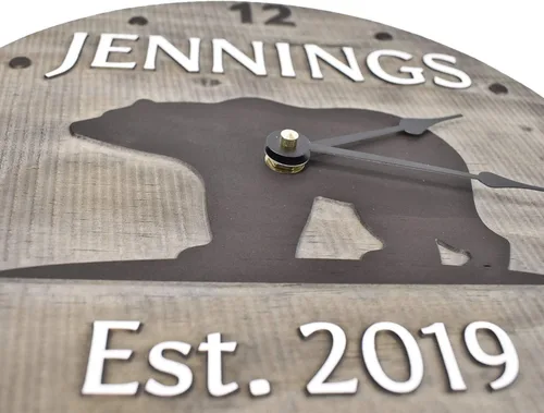 Vista 3 de Reloj de oso de madera hecho a mano de 11 pulgadas personalizado con apellido y año de boda