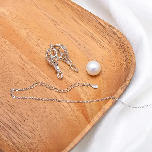 Vista 4 de Paialco Collar con colgante de plata de ley 925 con diseño de iglesia gótica y jaula hueca para mujer