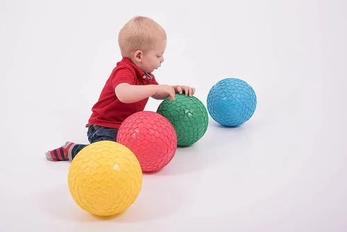 Vista 6 de TickiT 75041 Pelotas de fácil agarre, juego de 4, aprende a lanzar y atrapar, bolas de aprendizaje táctiles, multicolor