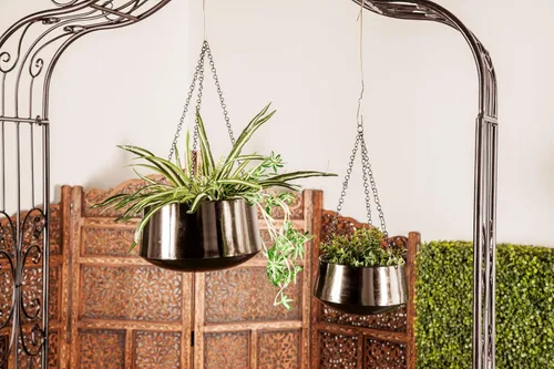 Vista 11 de Deco 79 Macetero de metal para interiores y exteriores, maceta colgante con cadena, juego de 2 colgadores de 5 pulgadas, 7 pulgadas de alto