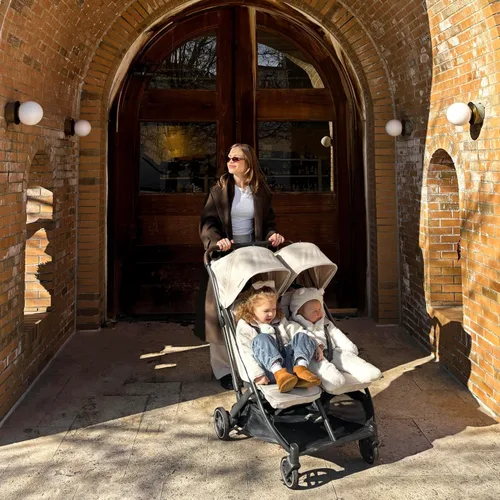 Vista 2 de UPPAbaby Minu Duo - Cochecito doble lado a lado, ligero y diseño compacto para viajes, fácil de plegar, desde el nacimiento hasta el niño pequeño