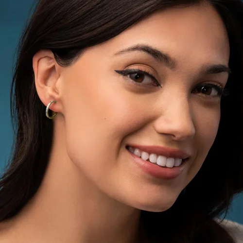 Vista 2 de NATALIA DRAKE Aretes de aro pequeños con diamantes abiertos en C para mujer en plata de ley 925