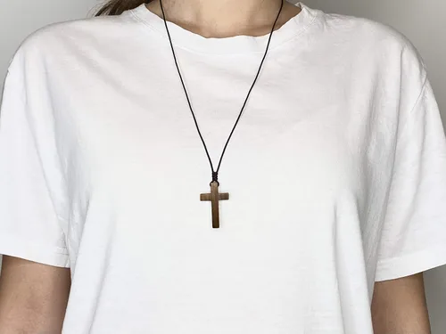 Vista 3 de Collar de cruz de madera de nogal natural para hombres y mujeres, collar con colgante de cruz de madera pequeña para hombres y mujeres, pequeña cruz