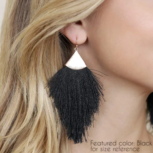 Vista 2 de Aretes bohemios de hilo sedoso con flecos y borlas – Ligeros, colgantes, con hebras y forma de pluma Fleco de plumas - Azul Aqua