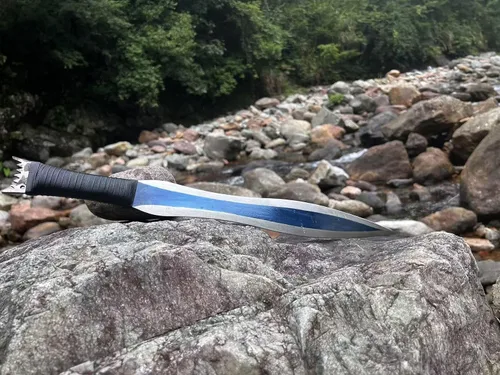 Vista 3 de Espada medieval con hoja de acero azul y funda de cuero, 24 pulgadas