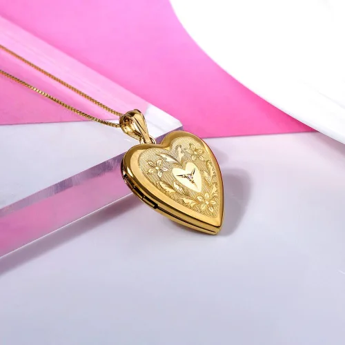 Vista 3 de PicturesOnGold.com Medallón de fotos de corazón floral relleno de oro de 14 quilates con diamante, 34 pulgadas x 34 pulgadas, incluye cadena de 18
