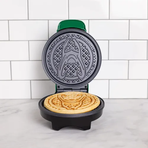 Vista 5 de Uncanny Brands Marvel Loki Waffle Maker - Casco de Loki en tus gofres - Plancha para gofres