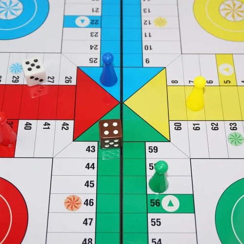 Vista 3 de Ludo - Juego de mesa de juego de 9.8 pulgadas, plegable magnético, juego de estrategia clásico de viaje para niños y adultos (ángulo derecho)