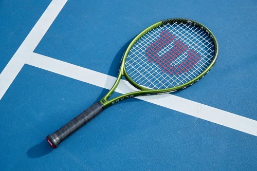 Vista 4 de Wilson Blade Feel Comp Jr - Raqueta de tenis incluida con una bolsa de tenis o mochila