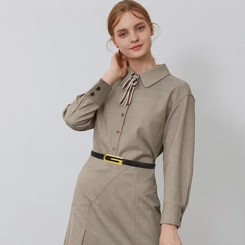 Vista 281 de Cinturón de cuero clásico con hebilla de metal para mujer con vestido de jeans