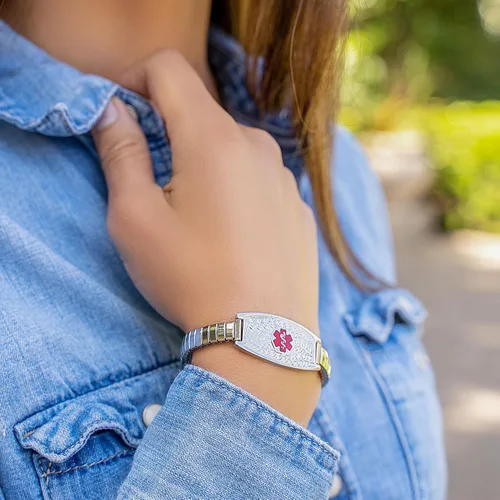 Vista 4 de Pulsera de Alerta Médica Elástica Oliva Divoti – Etiqueta de ID de Acero Inoxidable Grabada Personalizada – Hipoalergénica, Sin Cierre