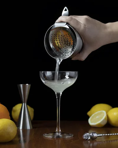 Vista 6 de Piña Barware 's The Bender - Colador comercial de acero inoxidable con mango doblado estilo Julep para barra de cóctel, acabado cepillado