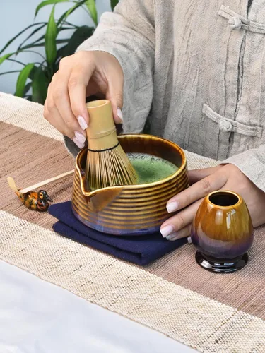 Vista 5 de Artcome Juego de té Matcha – Kit japonés Matcha con batidor de bambú, cuenco de boquilla para vertido, cuchara, tamiz, soporte y manual
