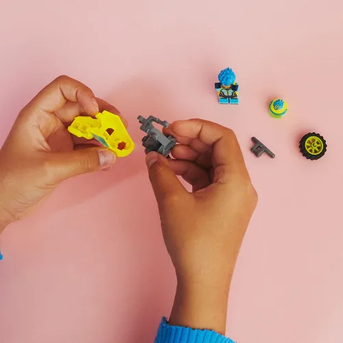 Vista 3 de LEGO City Stuntz Cyber Stunt Bike 60358, juguete de motocicleta con volante para realizar saltos y trucos, juguetes de acción para niños y niñas a