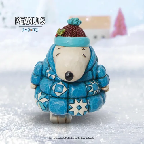 Vista 2 de Enesco Peanuts by Jim Shore Snoopy - Figura de minaiture con chaqueta acolchada, 3.3 pulgadas, multicolor
