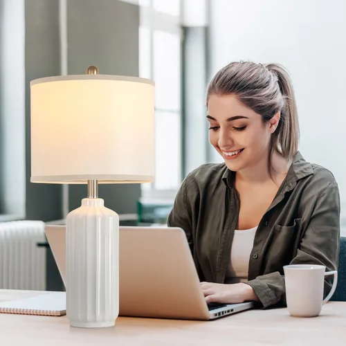 Vista 4 de Lámpara para Sala de Estar Dormitorio Lámparas de Mesa Estilo Granja Juego de 2 Lámparas de Mesa de Cerámica con Rayas Verticales, Pantalla de Lino