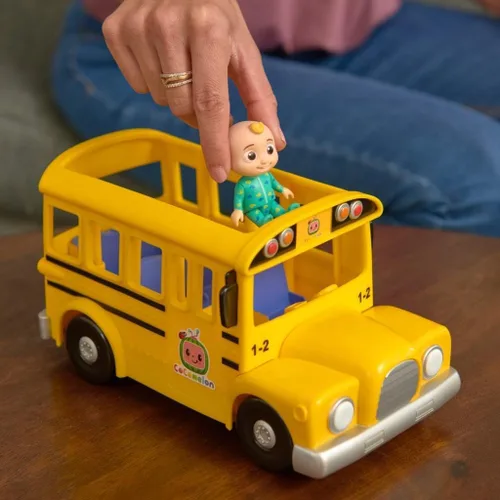 Vista 6 de CoComelon Autobús escolar amarillo musical oficial, reproduce clips de "Wheels on The Bus", con figura JJ extraíble, juguetes de personajes