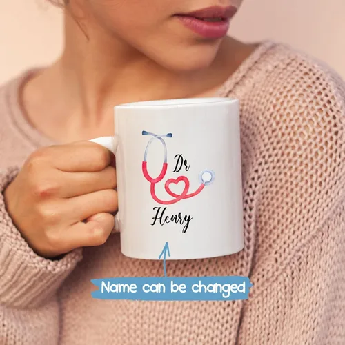 Vista 2 de Taza de café personalizada con nombre "A Truly Great Doctor Is Hard To Find And To Forget", taza de té con estetoscopio, taza de cerámica
