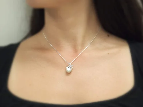 Vista 4 de Collar con colgante de huevo de cría de tortuga bebé de plata esterlina, extensor de 16+2 pulgadas