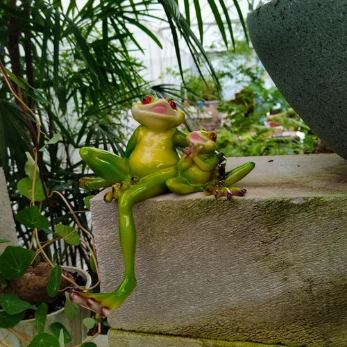 Vista 5 de Lindas esculturas y estatuas de jardín de rana para mamá y bebé, estatuilla de resina sentada de rana para decoración al aire libre para patio
