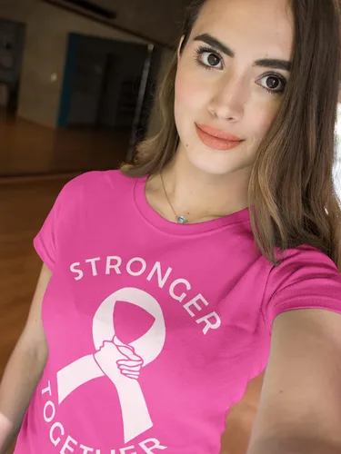 Vista 2 de Kropsis Stronger Together - Camiseta para mujer con diseño de cinta rosa
