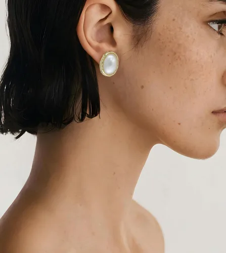 Vista 2 de Aretes de perlas chapados en oro de 18 quilates para mujer, aretes de perlas blancas de moda, accesorios de joyería, regalos para ella