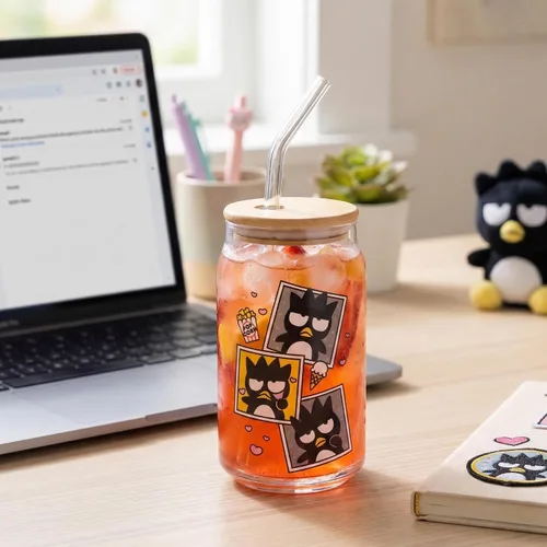 Vista 8 de Silver Buffalo Sanrio - Vaso de vidrio con tapa de bambú y sorbete de vidrio de fotos de Badtz-Maru, 16 onzas