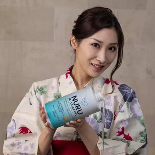 Vista 8 de Nuru Gel de masaje (8.45 onzas líquidas) A base de agua Sin parabenos ni glicerina Formulado con algas marinas naturales, té verde, extracto