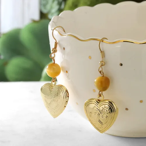 Vista 5 de Gem Stone King Impresionante medallón en forma de corazón abierto en tono dorado con pendientes redondos de ojo de tigre, Metal, piedras preciosas