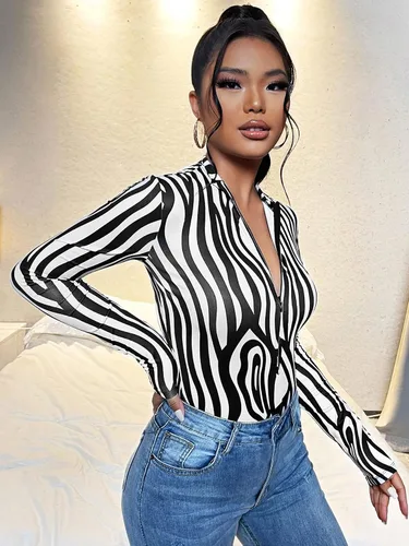 Vista 3 de WDIRARA Camiseta de manga larga con estampado de cebra y cuello alto para mujer