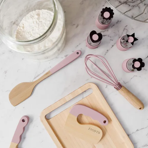 Vista 4 de Juego de cocina y horneado de madera para niños - Herramientas de cocina seguras y reales que brindan a los niños pequeños una experiencia de cocina