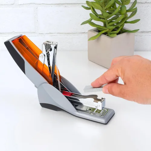 Vista 4 de Swingline Engrapadora, engrapadora de escritorio, tamaño compacto, capacidad de 25 hojas, Optima 25 Esfuerzo reducido, naranja/gris (66412)