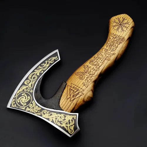 Vista 7 de SHINY CRAFTS® Hacha Cortadora de Pizza Vikinga – Hoja de Acero al Carbono con Grabado Negro y Funda – Auténtico Regalo Medieval para Él, Hacha