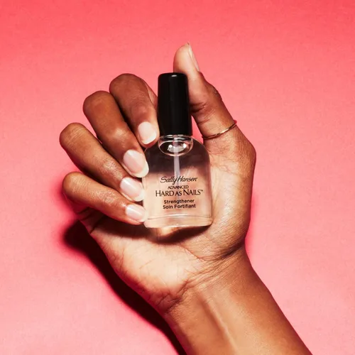 Vista 4 de Sally Hansen Advanced Hard as Nails™, fortalecedor de uñas transparente, incluye retinol y nylon, nutritivo