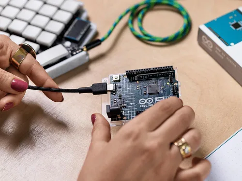 Vista 5 de Arduino UNO R4 Mínima [ABX00080]